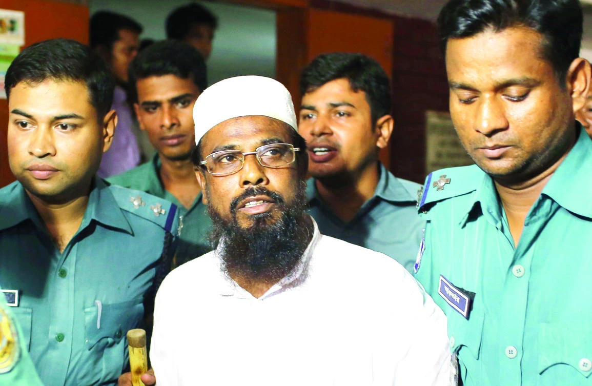 Mufti Abdul Hannan, center, leader of banned radical group Harkat-ul Jihad Al-Islami, stands at a court in Dhaka, in this June 16, 2014 file photo. (AP)