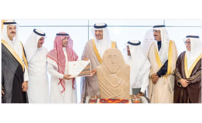 Prince Sultan bin Salman, president of Saudi Commission for Tourism and National Heritage (SCTH,) honors Mohammed bin Halil Al-Balawi of Tabuk for giving the relic to the commission. (SPA)