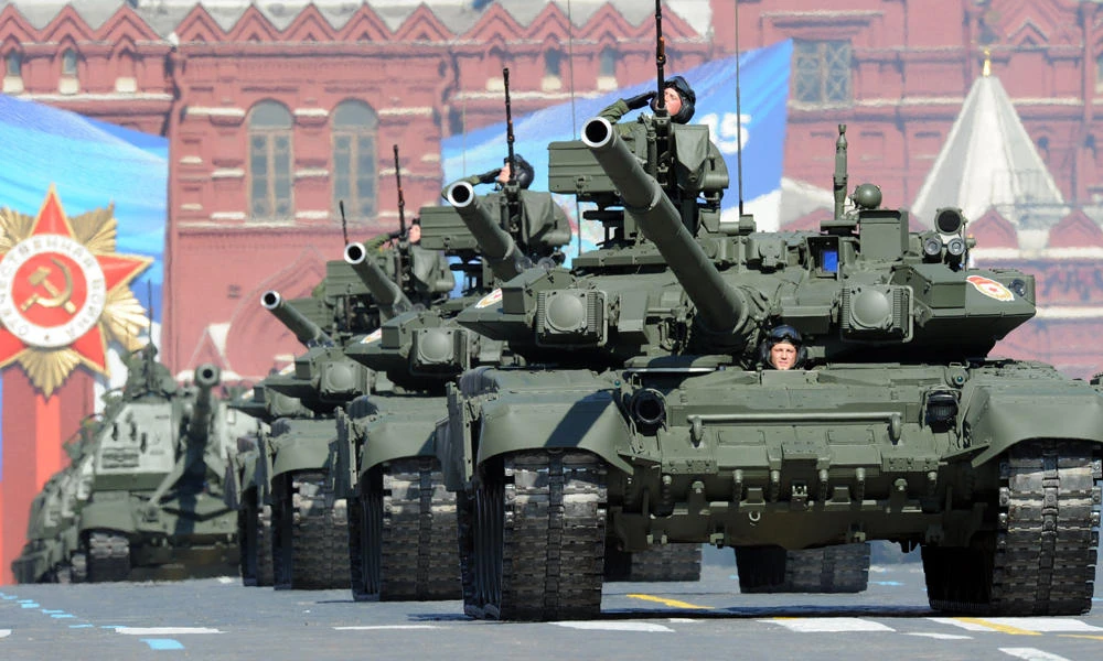 A file photo taken on May 9, 2013 shows a column of Russia's T-90 tanks rolling at the Red Square in Moscow, during Victory Day parade. President Vladimir Putin on Wednesday said Russia’s arms sales abroad last year have topped $15 billion. (AFP file photo)