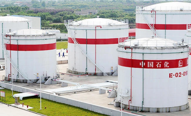 Oil tanks are seen at a Sinopec plant in Hefei, Anhui province, in this May 31, 2009 file photo. (Reuters)