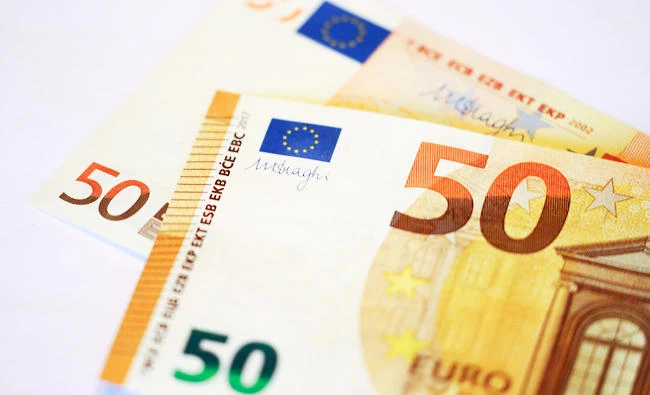 The signature of the President of the European Central Bank (ECB), Mario Draghi, is seen on the new 50 euro banknote during a presentation by the German Central Bank (Bundesbank) at its headquarters in Frankfurt, Germany, in this March 16, 2017 photo. (REUTERS)