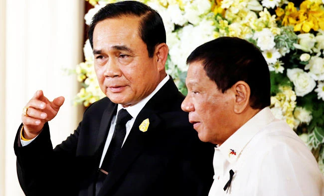Thailand's Prime Minister Prayuth Chan-ocha (L) and Philippine President Rodrigo Duterte attend a news conference at the Government House in Bangkok, Thailand, on Tuesday. (Reuters)