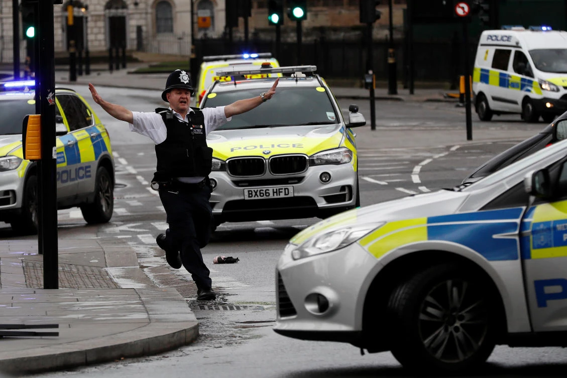 A police officer gestures outside Parliament during the aftermath of the attack on Westminster Bridge in London, Britain March 22, 2017. (Reuters)
