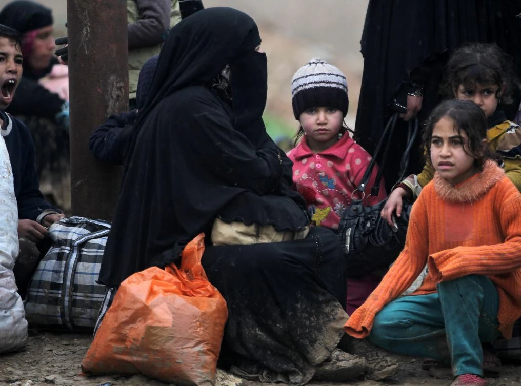 Iraqi civilians flee the city of Mosul as Iraqi forces advance in their massive operation to retake Iraq’s second city from jihadists of the Daesh group. (AFP)