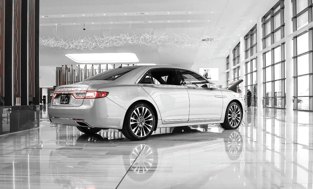 The Lincoln Continental features a 3.0-liter Twin Turbo V6 engine.