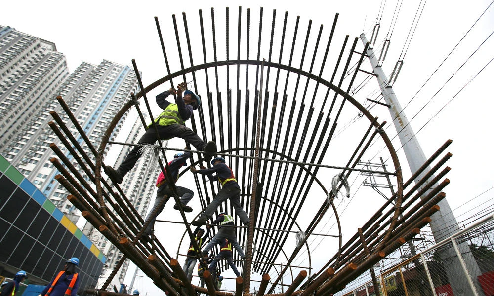 Filipino workers arrange metal rods at a government road project in Manila in this Aug. 12, 2015 file photo. The Philippine economy is seen growing by 6.5 percent in the first quarter of the year. (AP file photo)