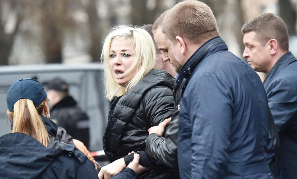 Maria Maksakova, widow of Denis Voronenkov, grieves his killing in the center of Kiev on Thursday. (AFP)