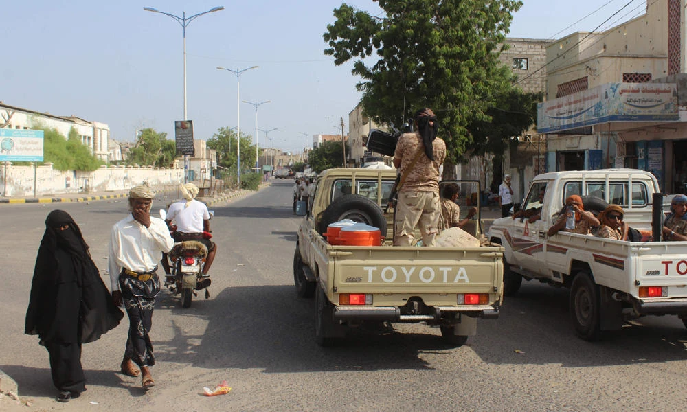 Civilians and Yemeni government forces are seen in Zinjibar, the capital of Yemen's southern province of Abyan, in this August 15, 2016 photo. The son of a Yemeni government was killed on Thursday by suspected Al-Qaeda terrorists in Abyan. (AFP file photo)