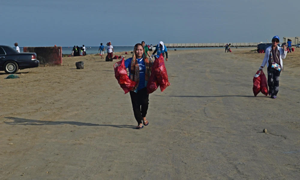 Filipino expats participate in a beach cleanup in Jeddah in this 2015 file photo. A group of Filipino volunteers are set to conduct a cleanup drive in Alkhobar's coast today. (AN file photo)