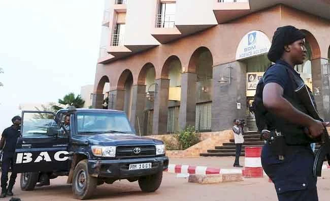 A Malian police officer stands guard in front of the Radisson hotel in Bamako, Mali, in this November 20, 2015 file photo. (REUTERS)