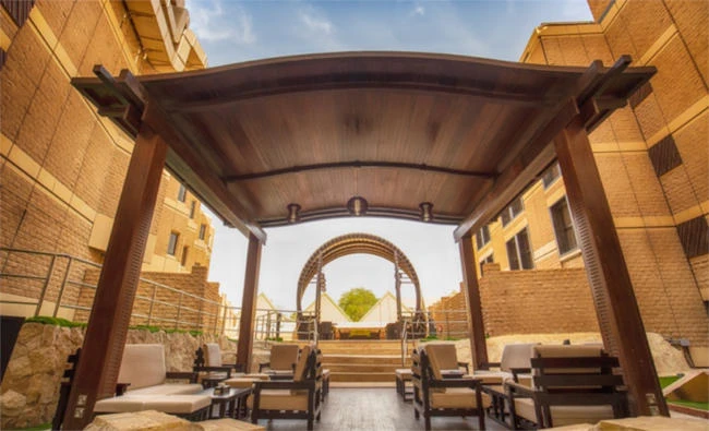 Guests can spend some quality time at the luxurious Al Baylasan cafe.