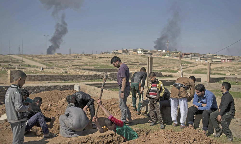Relatives and friends bury the body of Khadeer Hassan, who was killed during fighting between Iraqi security forces and Daesh militants on the western side of Mosul, Iraq, on Saturday. (AP Photo/Felipe Dana)