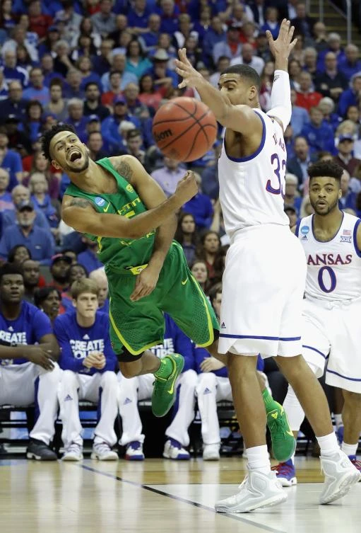 Tyler Dorsey (5) of the Oregon Ducks passes the ball in the first half against the Kansas Jayhawks during the 2017 NCAA Men's Basketball Tournament Midwest Regional at Sprint Center on Saturday in Kansas City, Missouri. (AFP)