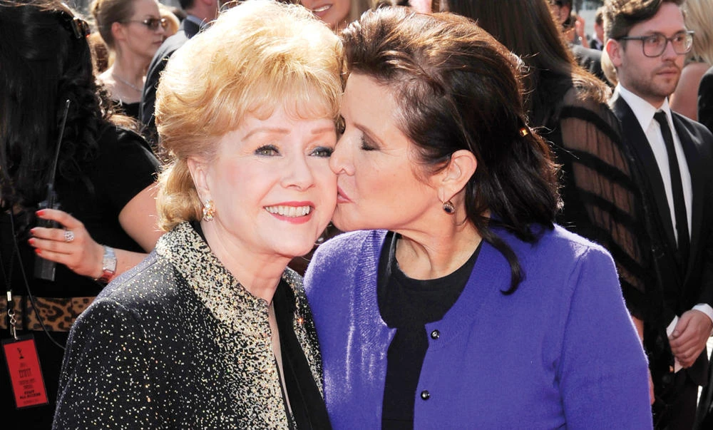 Carrie Fisher kisses her mother, Debbie Reynolds, in a file photo. (AP)