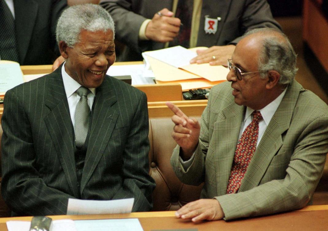 President Nelson Mandela talks to fellow veteran politician Ahmed Kathrada. (Reuters)
