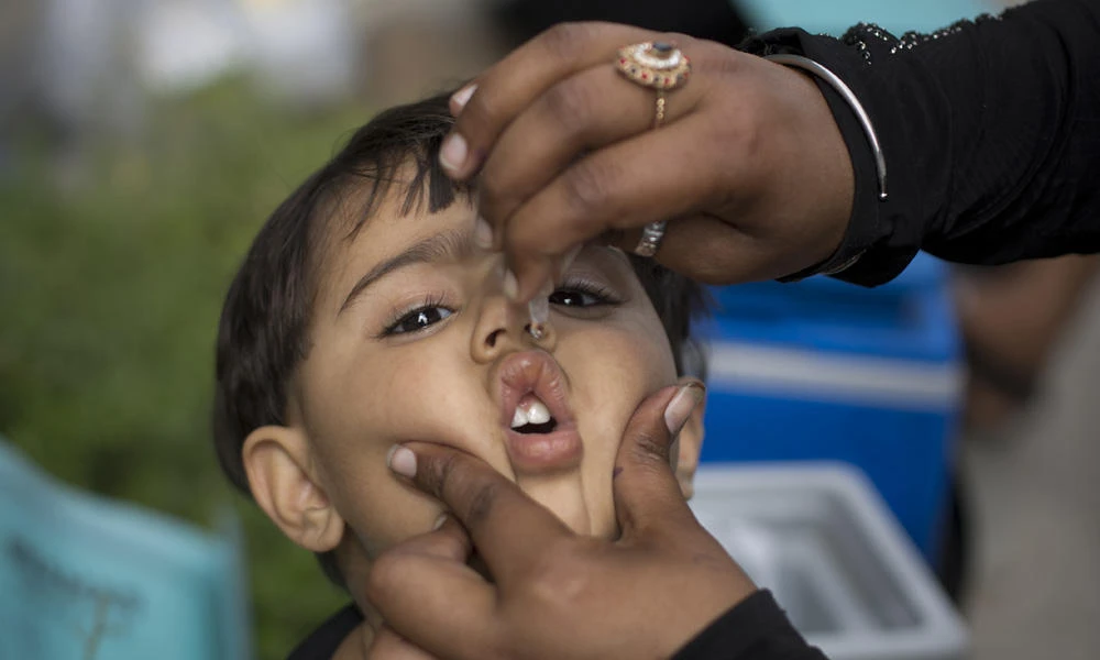 A health worker gives a polio vaccine to a child in Islamabad, Pakistan, Tuesday, March 28, 2017. A Pakistani health official says a special anti-polio drive has been launched in Islamabad after traces of the polio virus were found in the city's sewage system. (AP Photo/B.K. Bangash)