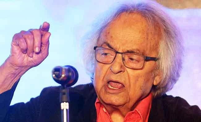 Syrian poet Ali Ahmad Said Esber, also known by the pen name Adonis, recites his poems during a reading at the Atheer festival for Arabic Poetry, in this December 11, 2016 file photo, in the Omani capital Muscat. (AFP)