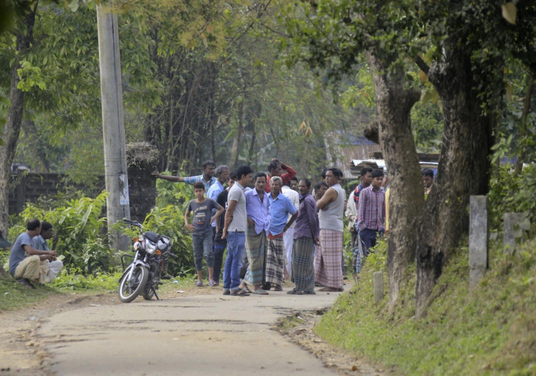 Grenade attack as Bangladesh police raid Islamist hideout