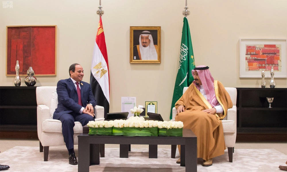King Salman and Egyptian President Abdul Fattah El-Sisi meet on the sidelines of the Arab League Summit in the Dead Sea, Jordan, on Wednesday. (SPA)