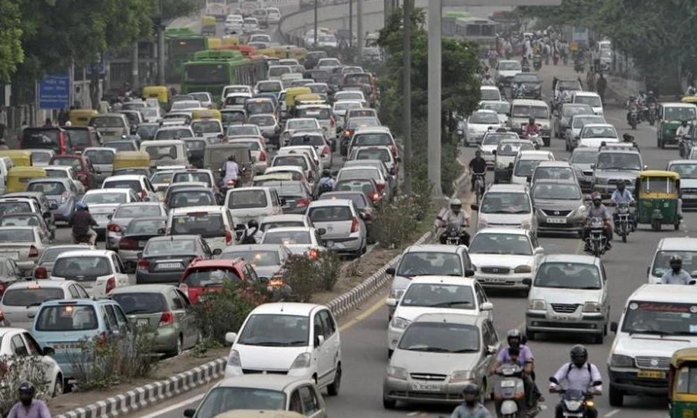 Heavy traffic moves along a busy road in New Delhi in this file photo. India’s top court has banned the sale of more than 800,000 new vehicles which fall short of new emissions standards. (Reuters)