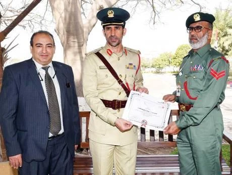 Corporal Abdullah Ebrahim Mohammad (center) was praised for his honesty. (Photo courtesy: @DubaiPoliceHQ)