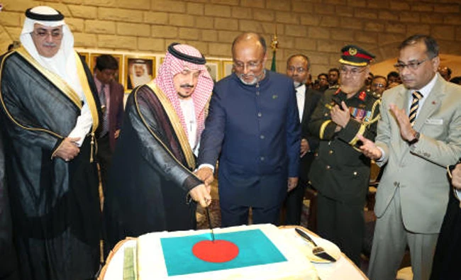 Riyadh Governor Prince Faisal Bin Bandar joins Bangladesh Ambassador Golam Moshi in cutting a cake to mark Bangladesh's 46th anniversary of its independence and national day at the Tuwaiq Palace in Riyadh on Sunday.