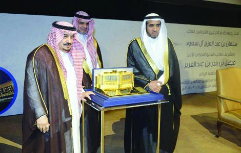 Riyadh Gov. Prince Faisal bin Bandar is seen with a model of King Abdullah University Hospital (KAUH) at Princess Nourah bint Abdulrahman University (PNU) in Riyadh on Thursday.