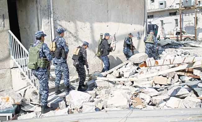 Iraqi forces move toward the front line during fighting against Daesh militants on the western side of Mosul on Saturday. (AP)