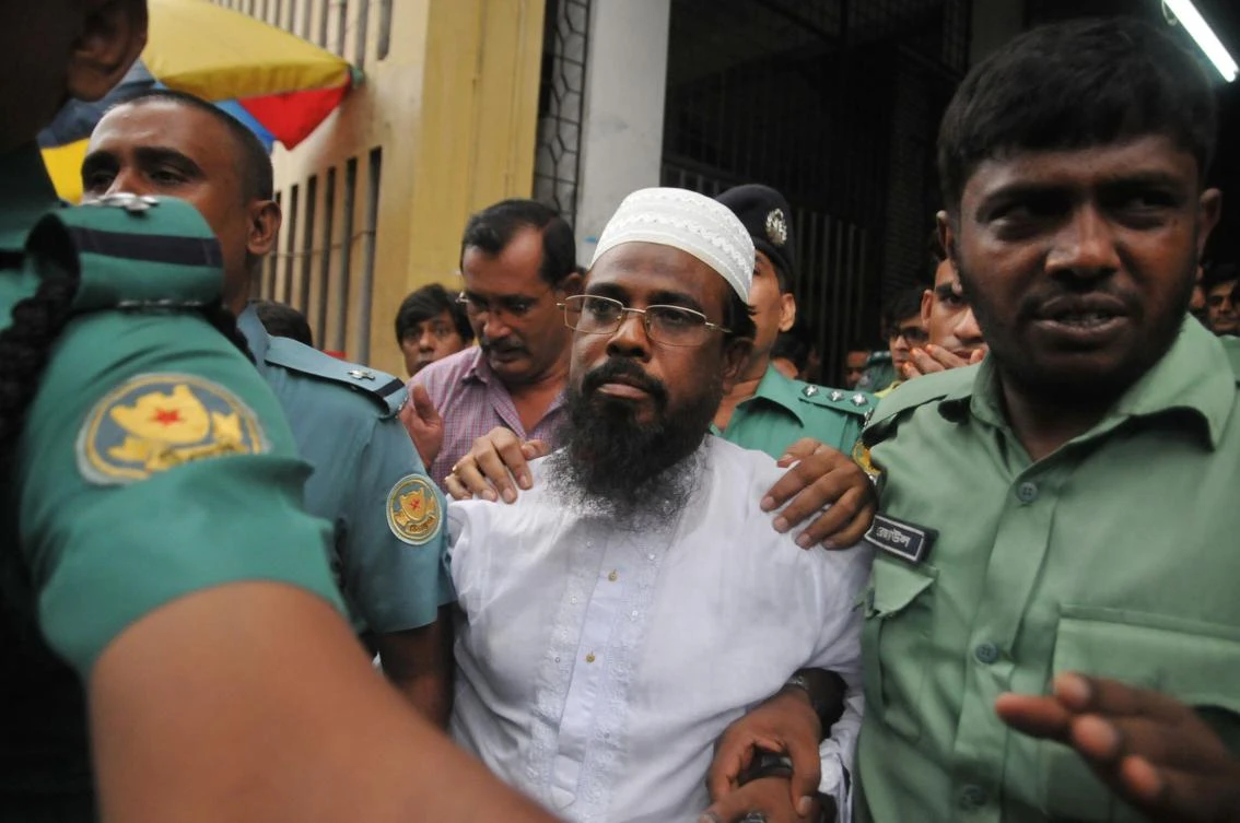 This file photograph taken on June 23, 2014, shows Bangladeshi Harkat-ul Jihad al Islami (HUJI) leader Mufti Abdul Hannan (C) flanked by police officers after a court appearance in Dhaka. Bangladesh's highest court on March 19, 2017, has rejected the final appeal by a top extremist leader to overturn his death sentence, paving the way for his execution within weeks. (AFP)