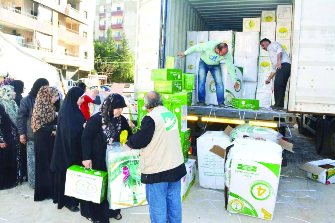 Saudi National Campaign’s office in Lebanon distributes aid to Syrian families in Lebanon’s Al-Beddawi area. (SPA)