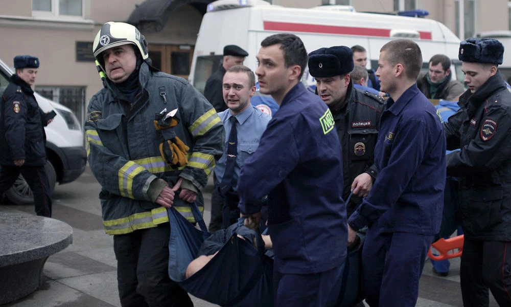 Police and emergency services personnel carry an injured person on a stretcher outside Technological Institute metro station in Saint Petersburg on April 3, 2017. (AFP / Alexander Bulekov)