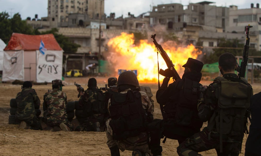 Palestinian high-school students show off their skills during a graduation ceremony from a military school course organized by the Hamas security forces and the Hamas Ministries of Interior and Education on April 2, 2017 in Gaza City. (AFP / MAHMUD HAMS)