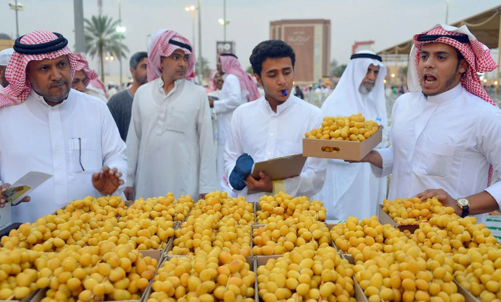 A variety of dates during Unaizah Dates Festival, Qassim region, has been attracting large numbers of people. (SPA file photo)