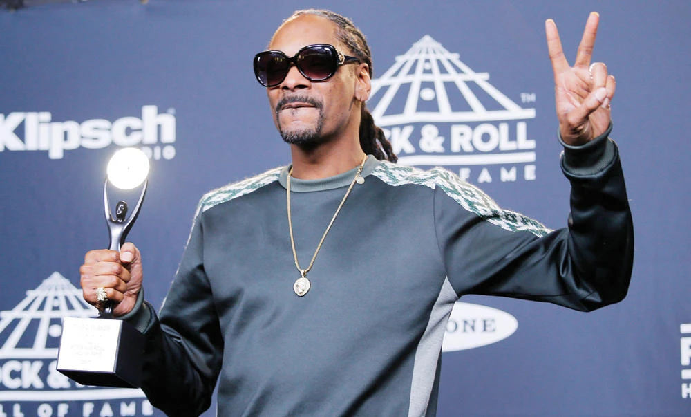 Snoop Dogg with Tupac Shakur’s award. (Reuters)