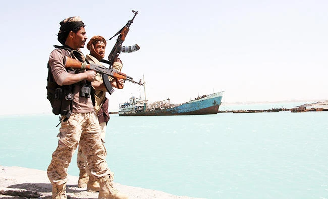 Pro-government forces walk in the port of the western Yemeni coastal town of Mokha as they advance in a bid to try to drive the Shiite Huthi rebels away from the Red Sea coast, in this photo taken on February 9, 2017. (AFP)