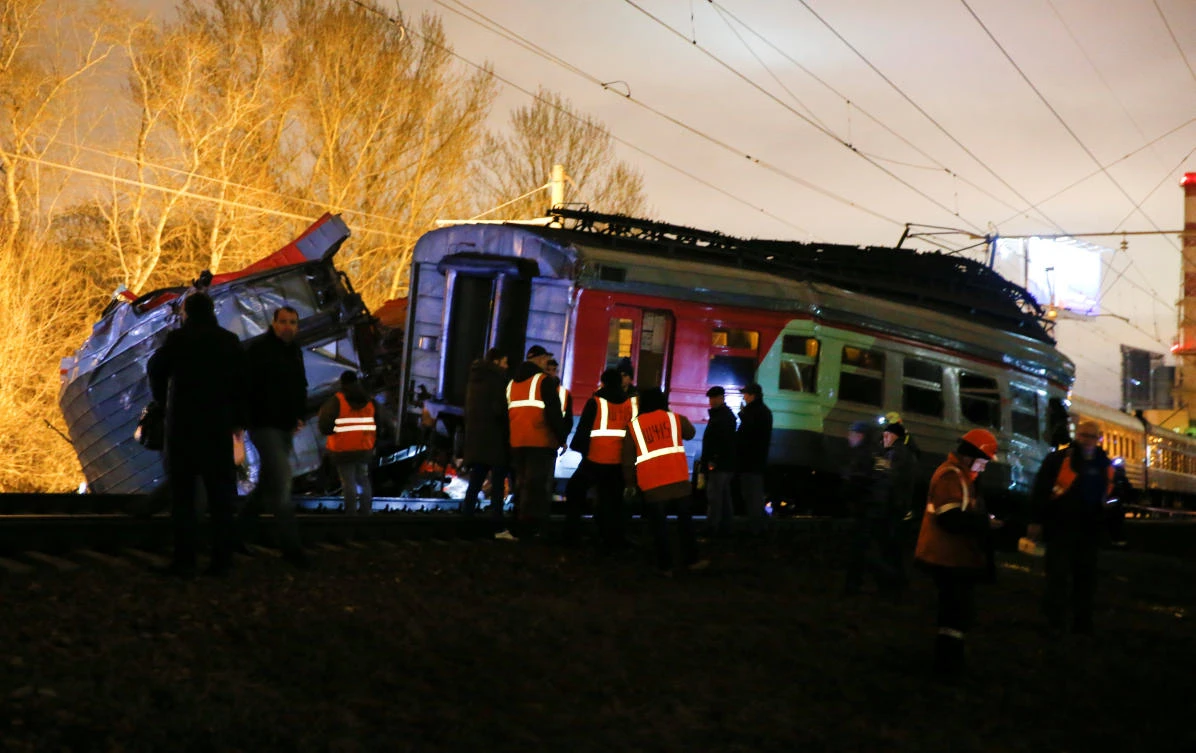 Emergencies Ministry members work at the site of a collision between a passenger train and a suburban train in Moscow, Russia April 9, 2017. (REUTERS)