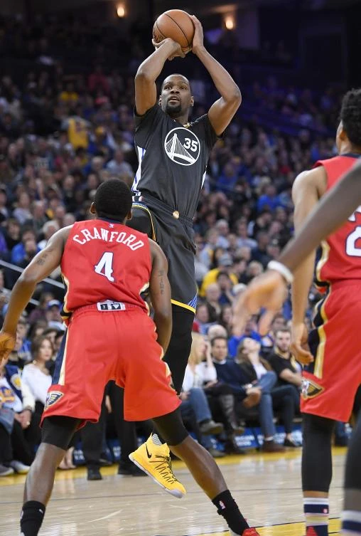 Kevin Durant, of the Golden State Warriors, goes up to shoot over Jordan Crawford (4), of the New Orleans Pelicans, in the fourth quarter of their NBA game at ORACLE Arena on Saturday in Oakland, California. (AFP)