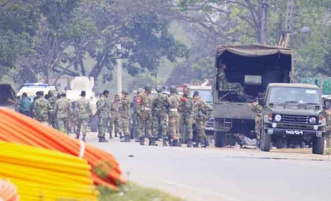 Bangladeshi troops cordon off the area during an ongoing military raid on a building where armed militants are holed up in the city of Sylhet, eastern Bangladesh, in this March 27, 2017 photo. (AP)