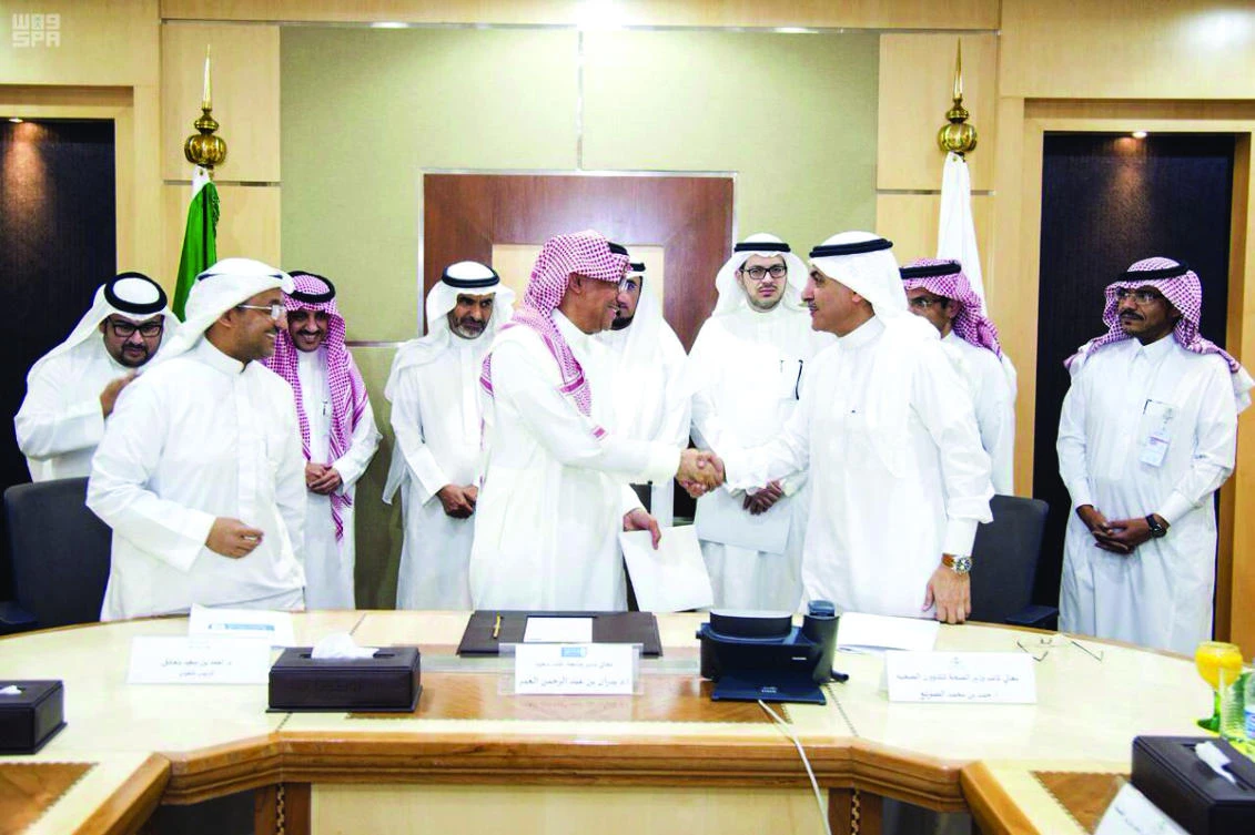 KSU, Health Ministry officials hold cordial talks after signing the MoU between the two sides. (SPA)