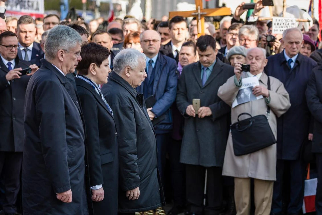 Jaroslaw Kaczynski (C), leader of the ruling Law and Justice party (PiS) and twin brother of late Polish president Lech Kaczynski, Polish Prime Minister Beata Szydlo (2nd L) and senate speaker Stanislaw Karczewski (L) attend a ceremony marking the seventh anniversary of the presidential plane crash in Smolensk, in front of the presidential palace in Warsaw, on April 10, 2017. (AFP)