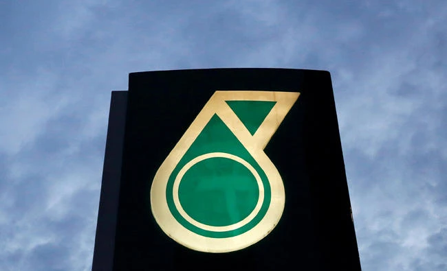 Petronas pitches $1 bln offshore gas project stake to oil firms-sources