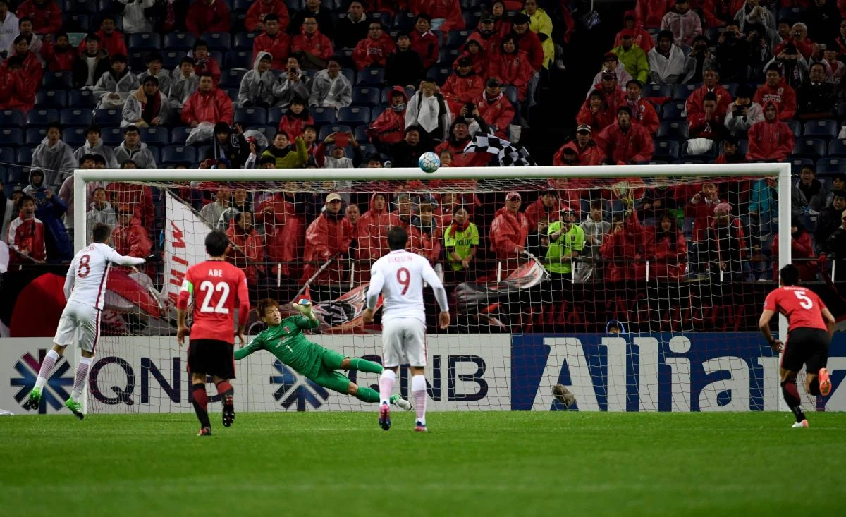 Shanghai SIPG forward Oscar, left, fails to score a penalty goal during the AFC Champions League football match between Japan's Urawa Red Diamonds and China's Shanghai SIPG in Saitama on Tuesday. (AFP)