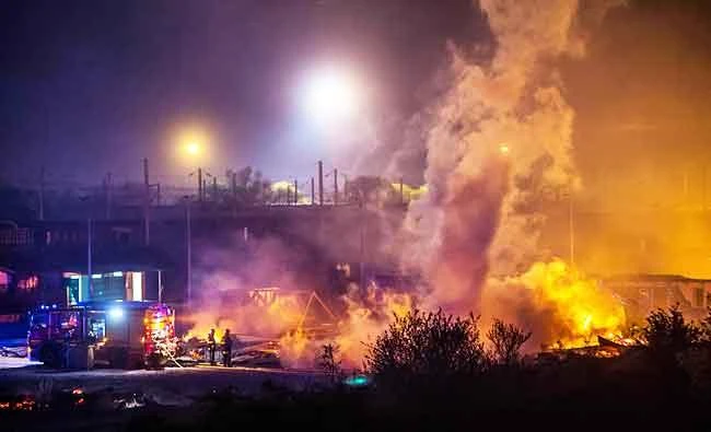 Huge fire destroys French migrant camp