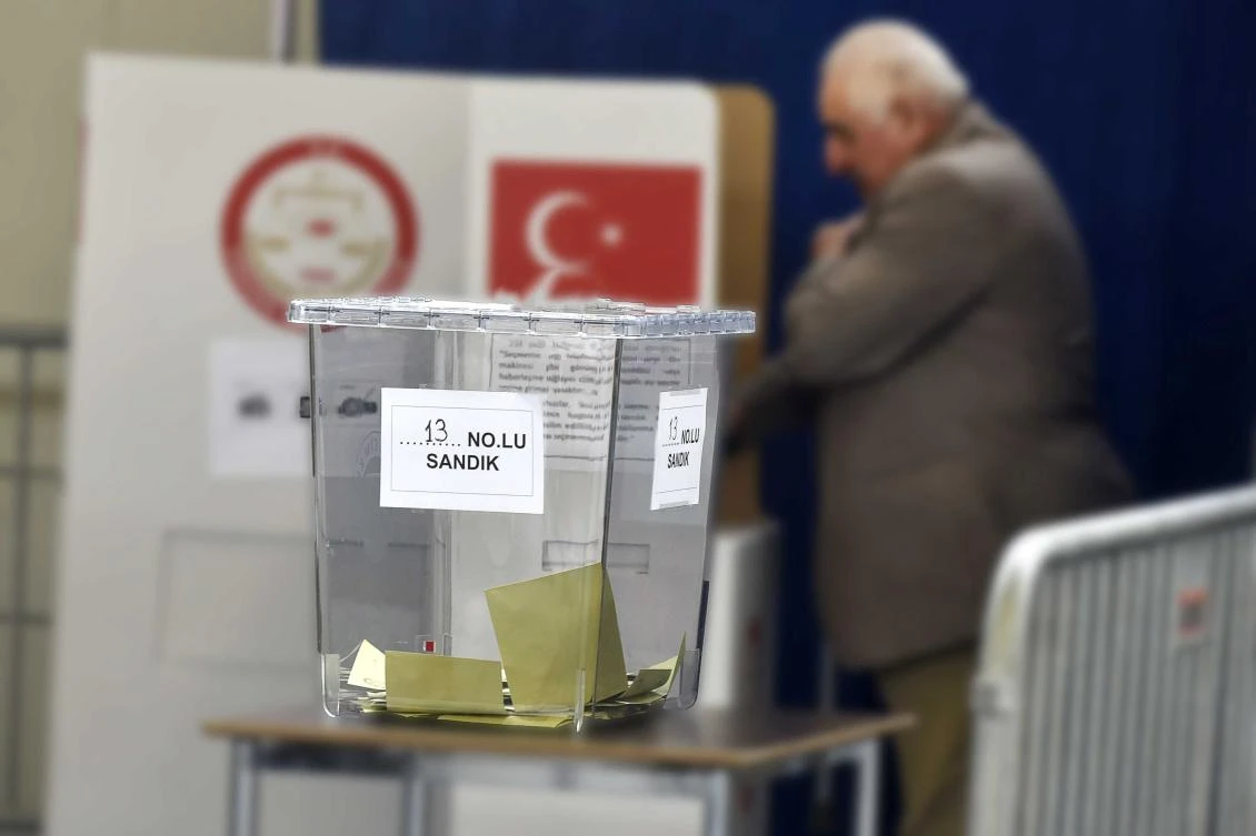 A Turkish voter casts his ballot at the polling station for the Turkish referendum in the Amsterdam RAI, the Netherlands, 05 April 2017. (EPA)