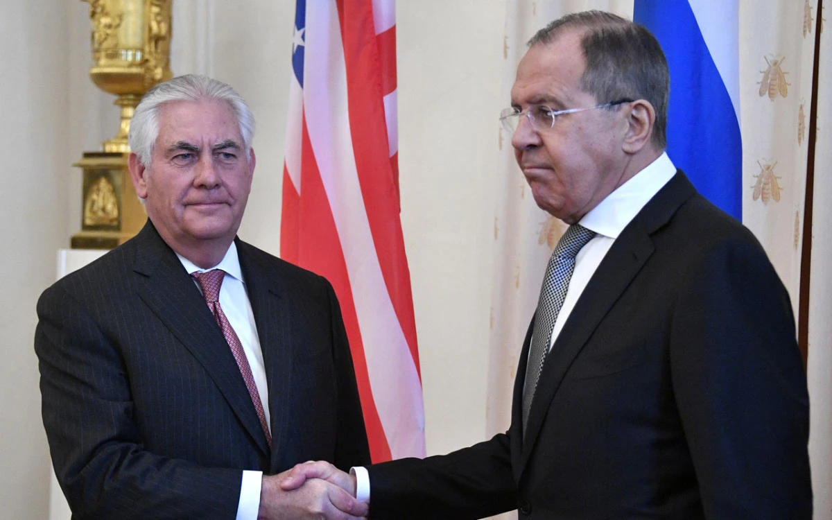 Russian Foreign Minister Sergei Lavrov (R) welcomes US Secretary of State Rex Tillerson before a meeting in Moscow on April 12, 2017. (AFP)