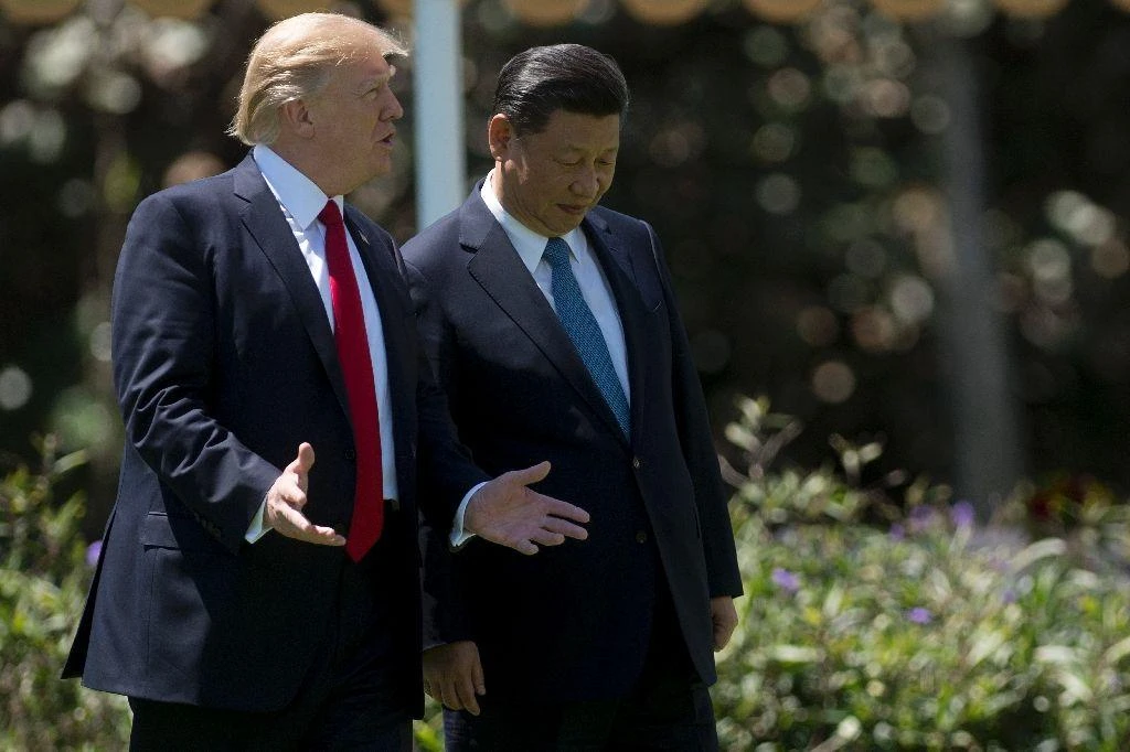 US President Donald Trump (left) and Chinese President Xi Jinping talk in Florida on April 7, 2017 (AFP)