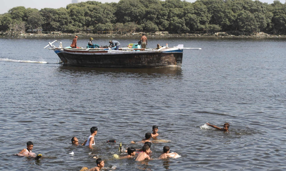 Pakistani youths cool down in the sea near the harbour amid rising temperatures in Karachi on April 11, 2017. Temperatures have soared to more than 40 degrees Celsius (122 Fahrenheit) in the port city of Karachi, the meteorological office said. (AFP / ASIF HASSAN)