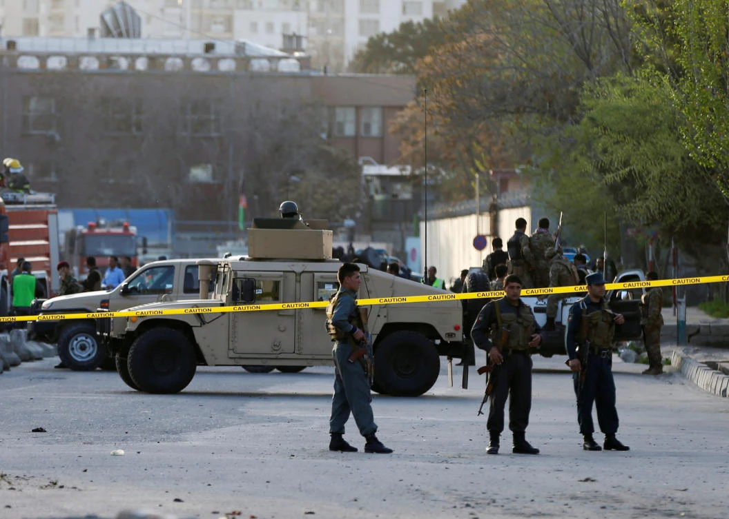 Afghan policemen keep watch at the site of a suicide bomb attack in Kabul, Afghanistan April 12, 2017. (REUTERS)