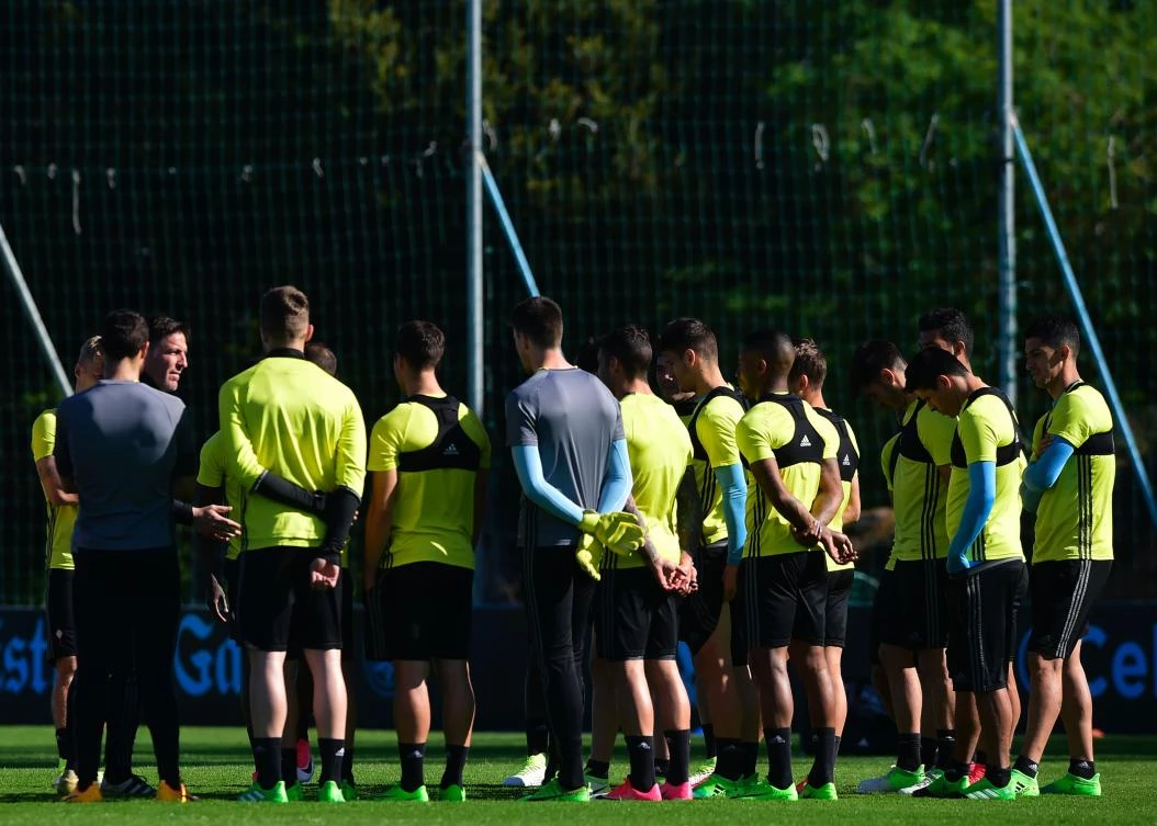Celta Vigo's Argentinian coach Eduardo Berizzo, third left, gives instructions to his players during a training session at the team base in Madroa on the outskirts of Vigo on Wednesday, on the eve of their UEFA Europa League quarter final football match against KRC Genk. (AFP)