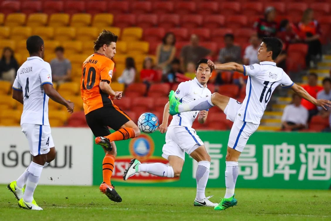 Brett Holman of the Brisbane Roar,left, fights for the ball with Yamamoto Shuto of the Kashima Antlers, right, during the AFC Champions League Group football match between Australia's Brisbane Roar and Japan's Kashima Antlers at Suncorp Stadium in Brisbane on Wednesday. (AFP)